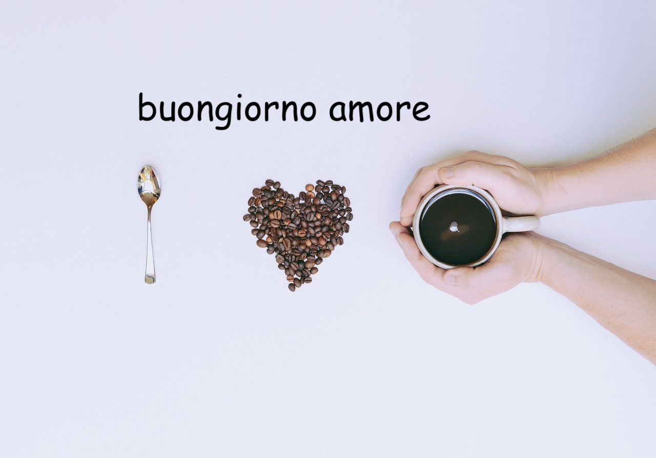 un cucchiaino, un cuore disegnato con chicchi di caffè e due mani che tengono una tazzina di caffè